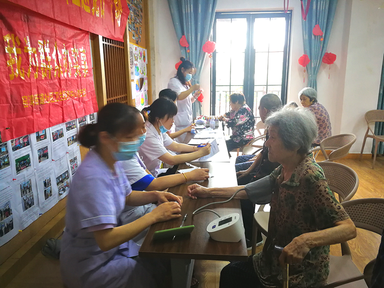 銀海倆寶貝為老人體檢