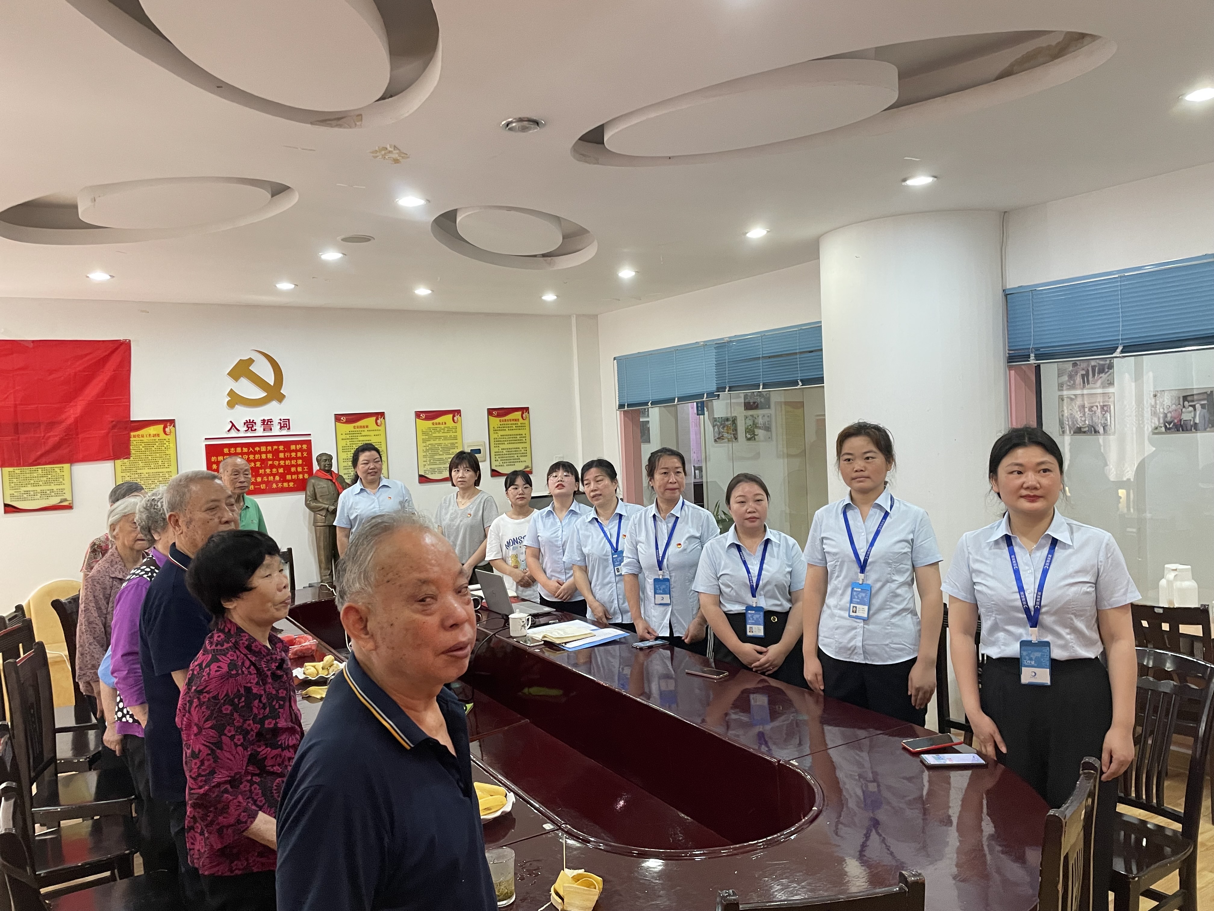 會議在莊嚴(yán)肅穆的國歌聲中拉開序幕