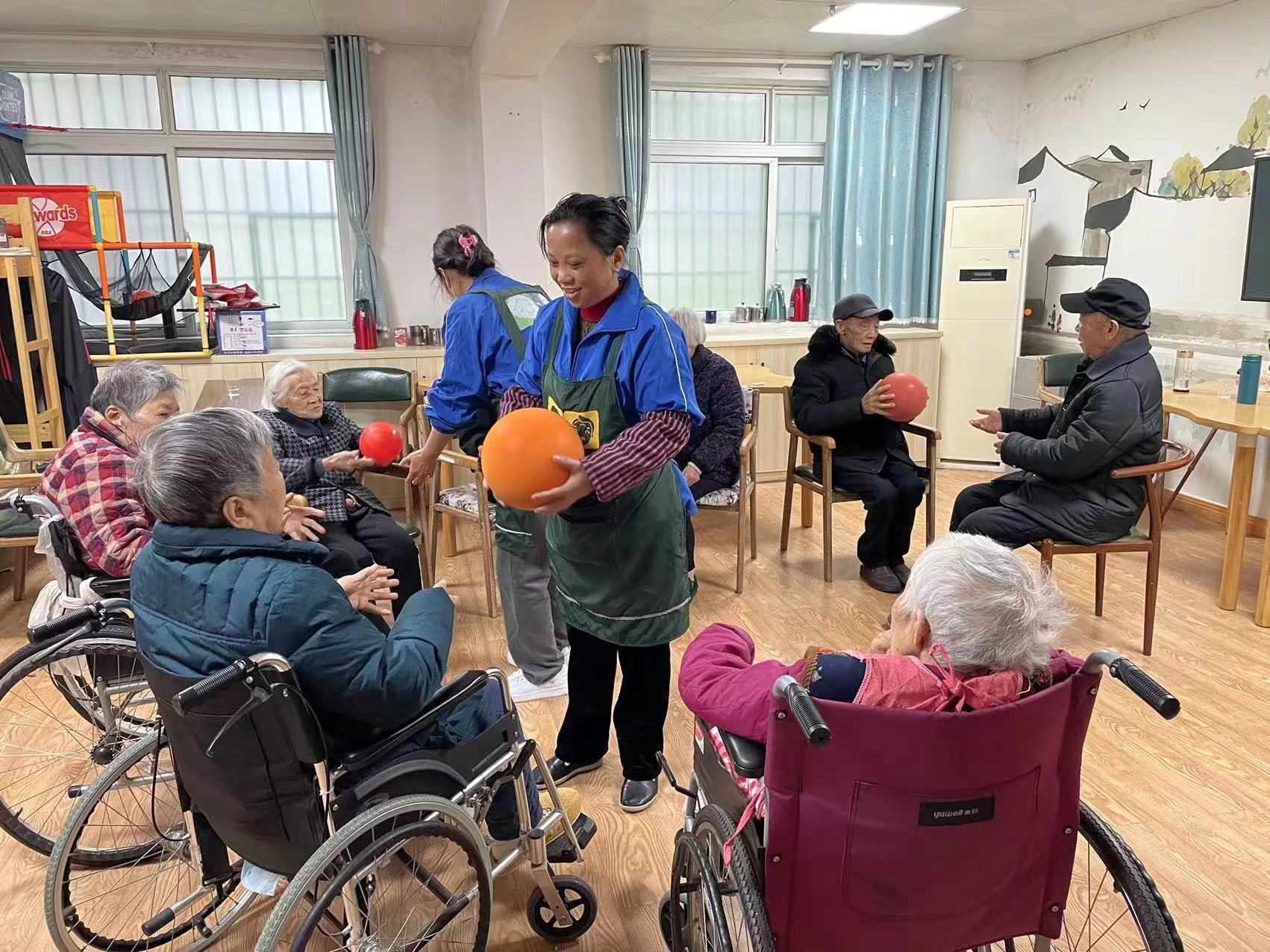 銀海倆寶貝養(yǎng)老護理員日常工作