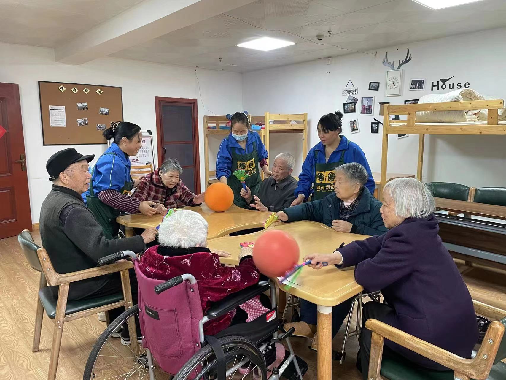 銀海倆寶貝養(yǎng)老護理員日常工作