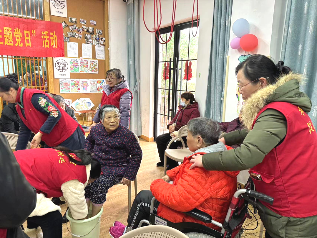 志愿者們?yōu)殚L者剪發(fā)、洗腳修指甲、按摩等