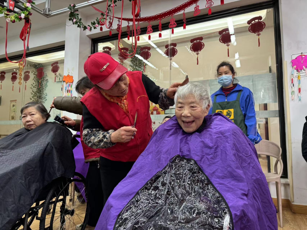 志愿者們?yōu)殚L者剪發(fā)、洗腳修指甲、按摩等