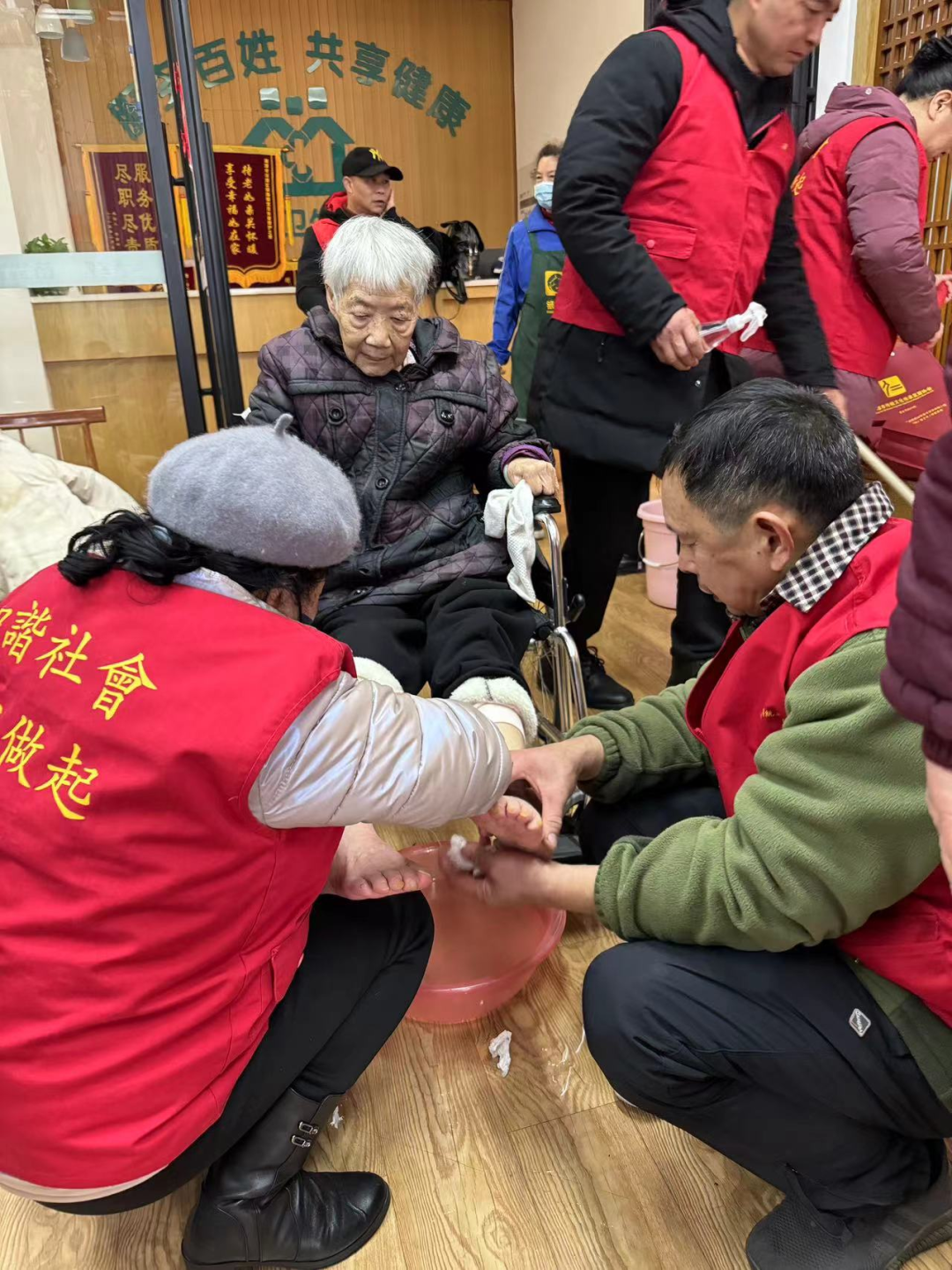 志愿者們?yōu)殚L者剪發(fā)、洗腳修指甲、按摩等