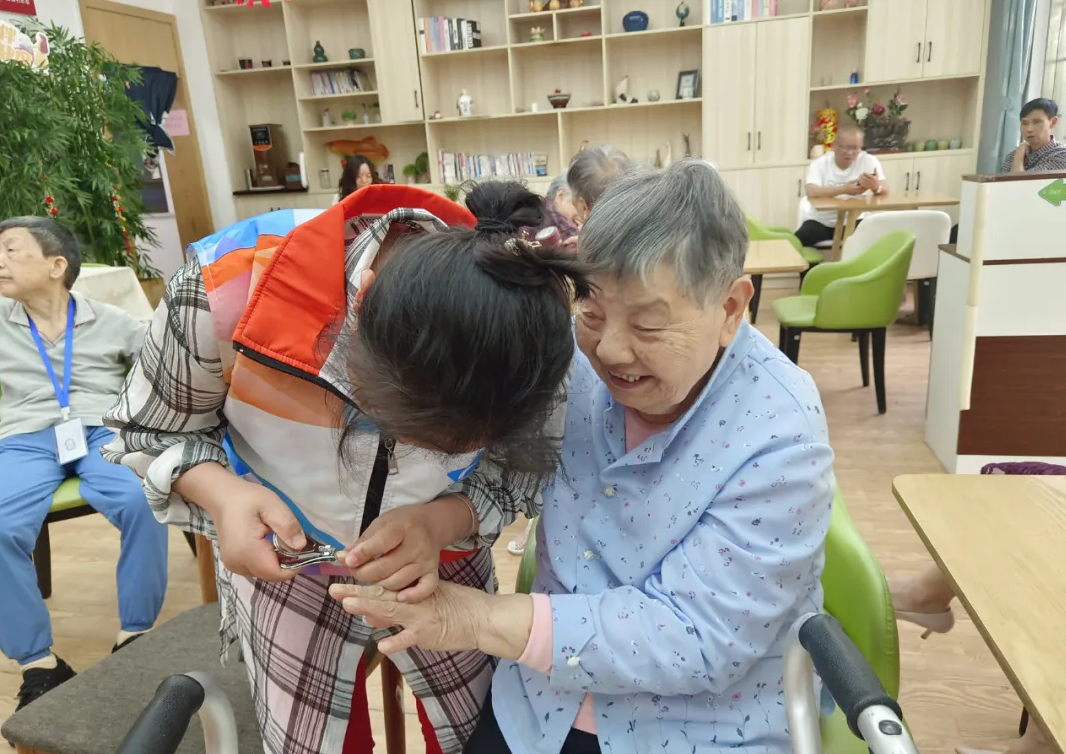 鄧葉平為爺爺奶奶理發(fā)剃須、剪指甲