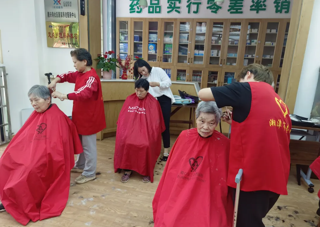 鄧葉平為爺爺奶奶理發(fā)剃須、剪指甲