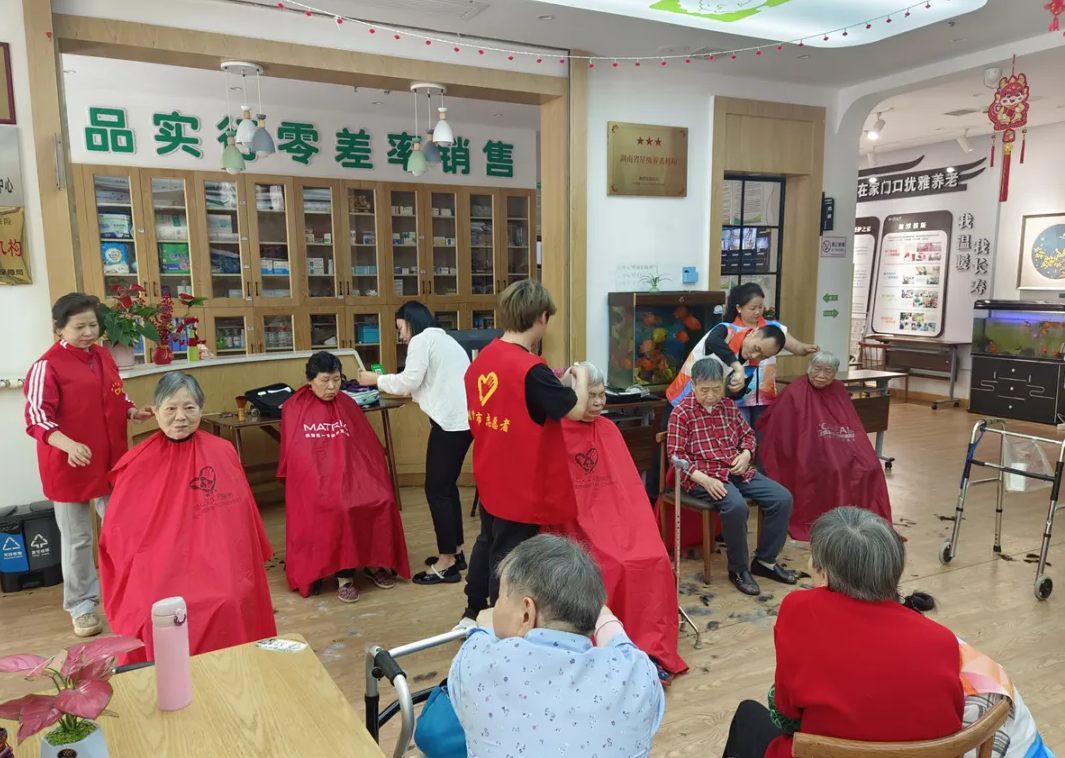 鄧葉平為爺爺奶奶理發(fā)剃須、剪指甲